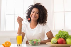 A women eating fruits