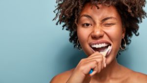 A women brushing her teeth's