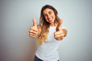 A women showing thumbs up